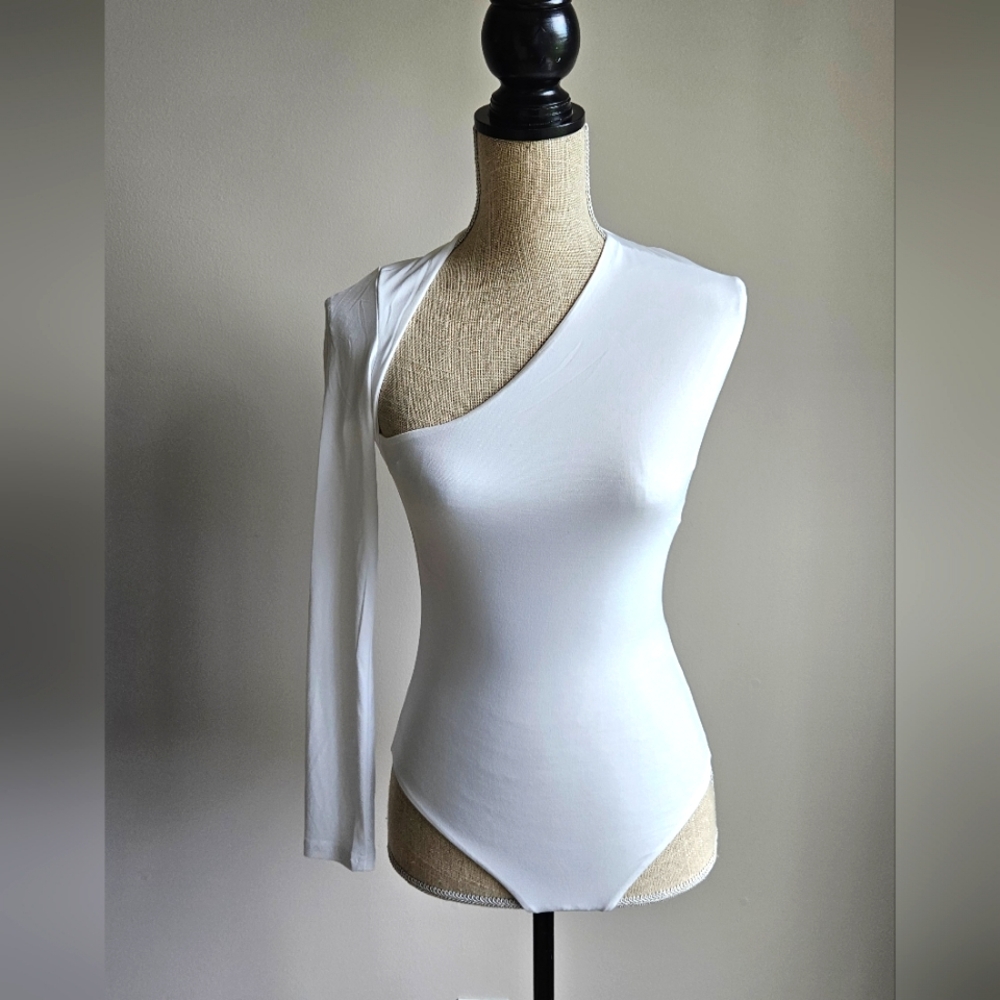 SNDYS Elegant White One-Shoulder Bodysuit